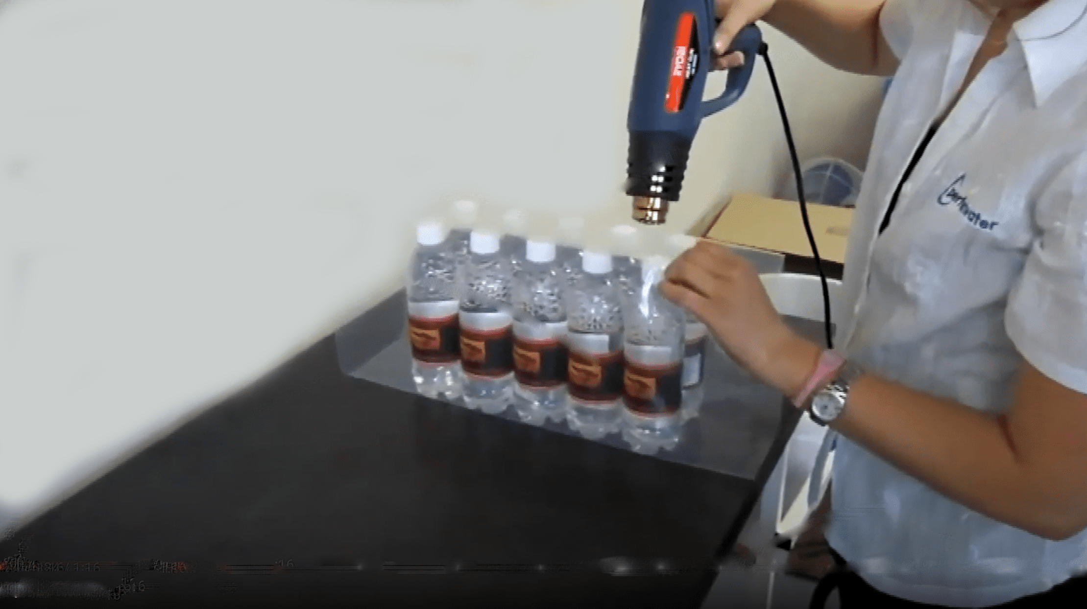 Sử dụng máy co màng cầm tay để đóng gói lốc nước dễ dàng