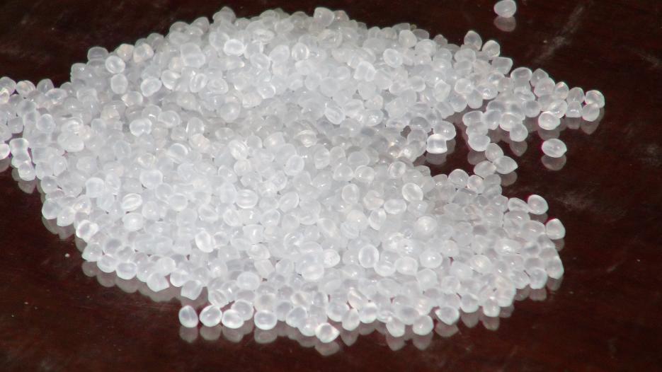 Hạt nhựa ldpe là gì? Là loại nhựa dẻo, được làm từ ethylene monome