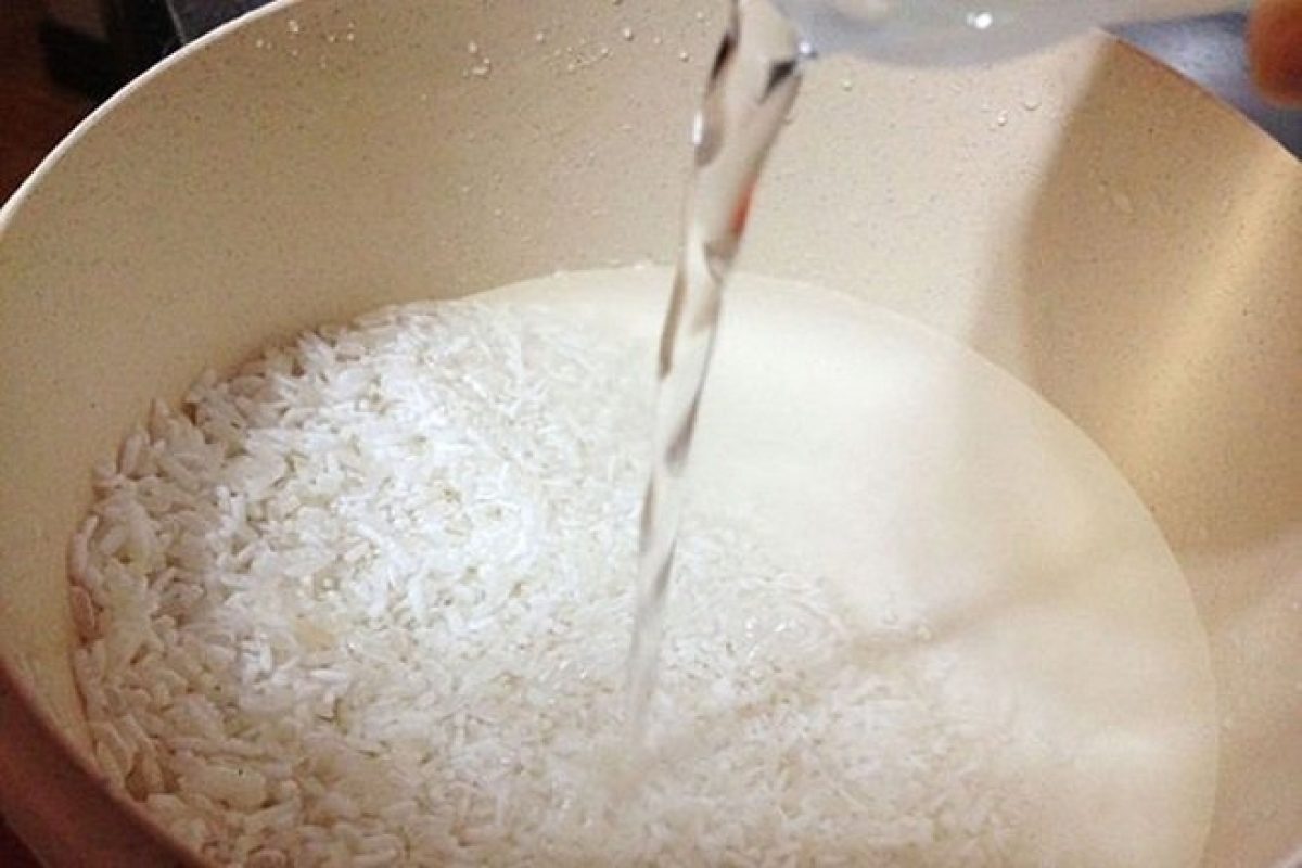 Cho nước quá ít hoặc do loại gạo cần nhiều nước khi nấu