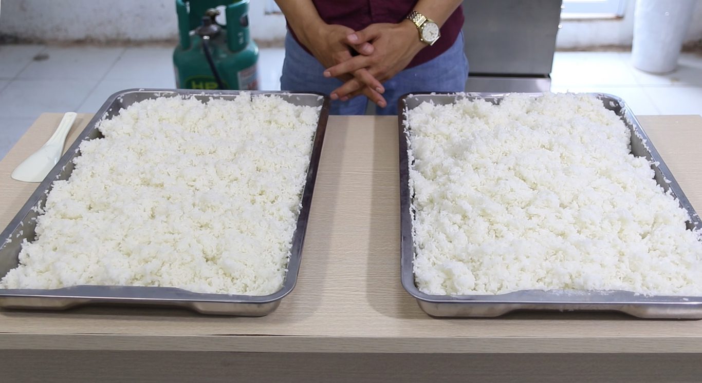 Nấu cơm bằng tủ công nghiệp có cần ngâm gạo không?