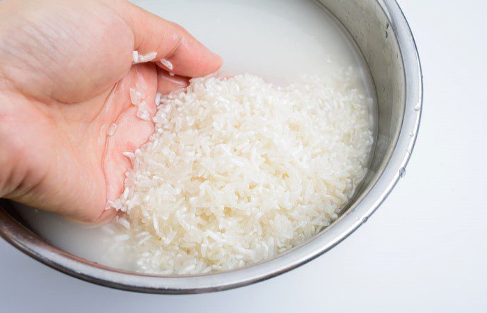 Tại sao phải vo gạo nấu cơm đúng cách