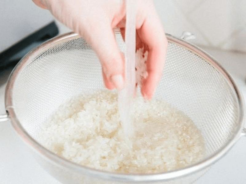 Ngâm gạo trước khi nấu 