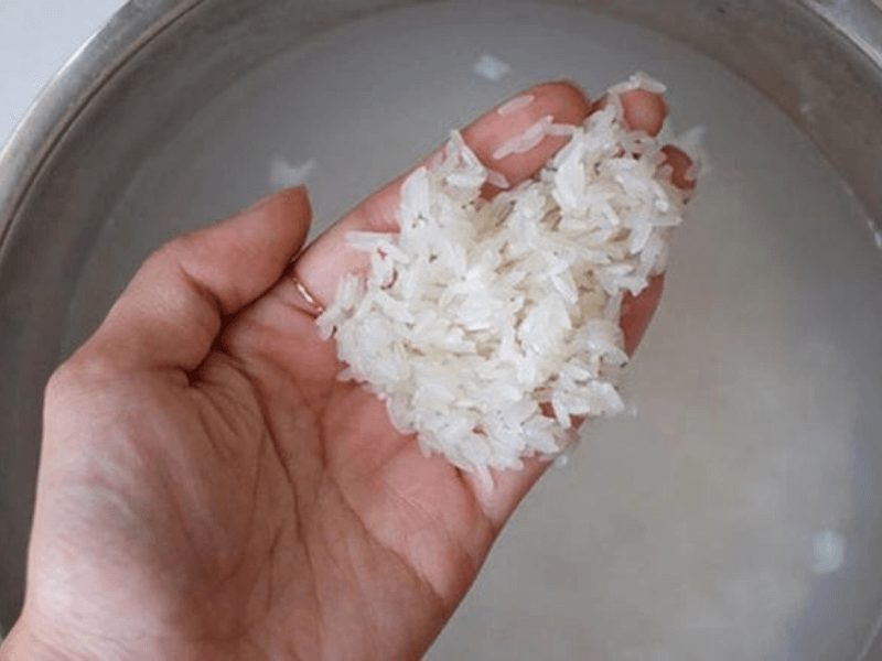 Không ngâm gạo trước khi nấu cơm 