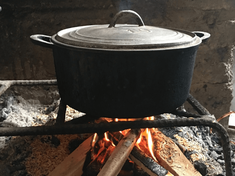 Nấu cơm mất bao lâu bằng bếp than, củi? 